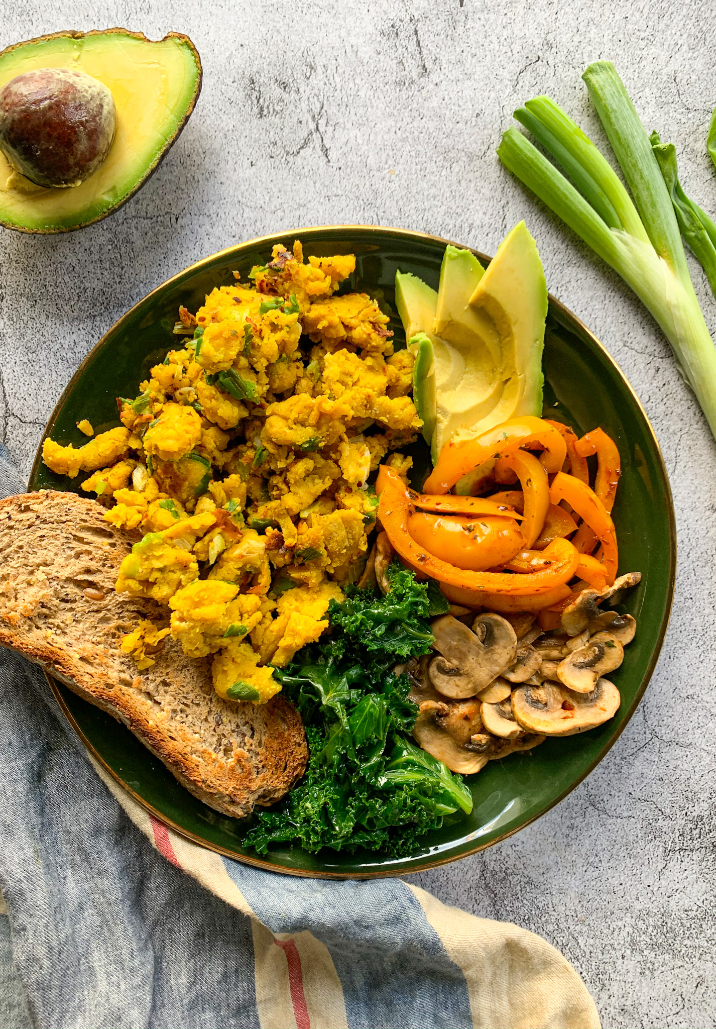 Fluffy Vegan Scrambled Eggs